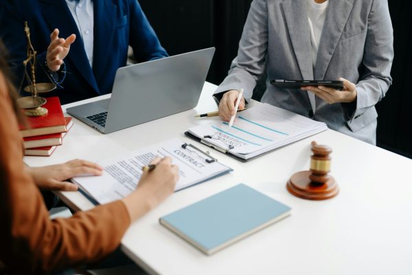 Business-law-concept-lawyer-business-lawyers-are-consulting-lawyers-for-women-entrepreneurs. Jpg business-law-concept-lawyer-business-lawyers-are-consulting-lawyers-for-women-entrepreneurs.jpg